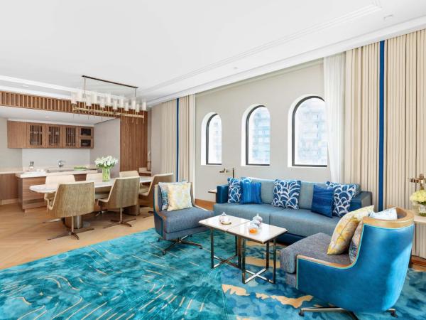 Taj Exotica Resort & Spa, The Palm, Dubai : photo 6 de la chambre grande suite de luxe avec jacuzzi extérieur et accès au salon club, goûter et cocktails en soirée - vue sur mer