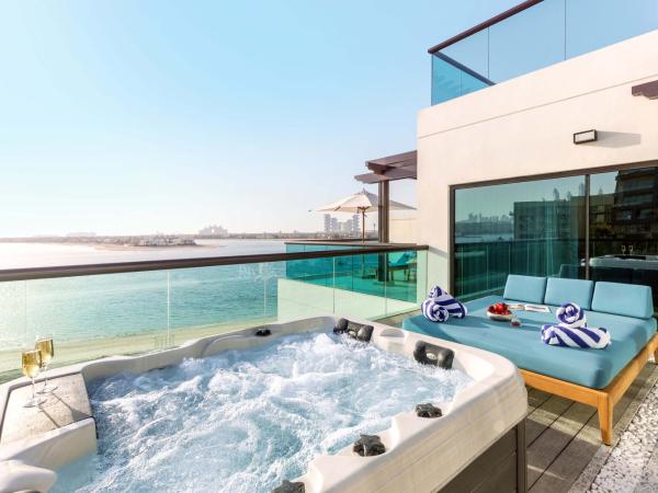 Taj Exotica Resort & Spa, The Palm, Dubai : photo 2 de la chambre grande suite de luxe avec jacuzzi extérieur et accès au salon club, goûter et cocktails en soirée - vue sur mer