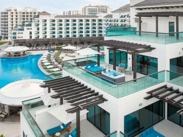 Taj Exotica Resort & Spa, The Palm, Dubai : photo 2 de la chambre suite exotica avec jacuzzi extérieur et accès au salon club, goûter et cocktails en soirée - vue sur mer