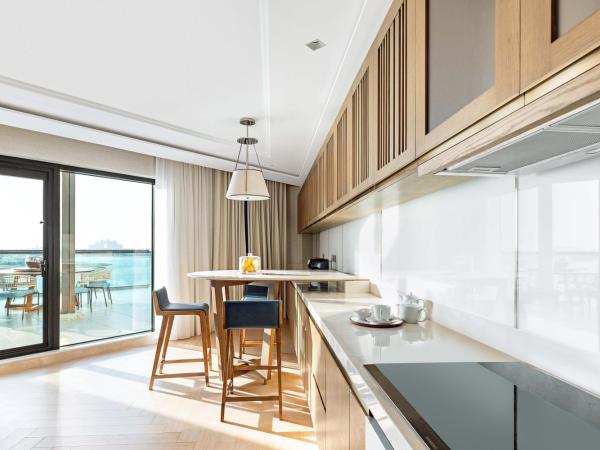 Taj Exotica Resort & Spa, The Palm, Dubai : photo 10 de la chambre suite exotica avec jacuzzi extérieur et accès au salon club, goûter et cocktails en soirée - vue sur mer