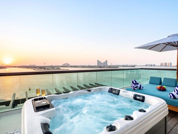 Taj Exotica Resort & Spa, The Palm, Dubai : photo 3 de la chambre suite exotica avec jacuzzi extérieur et accès au salon club, goûter et cocktails en soirée - vue sur mer