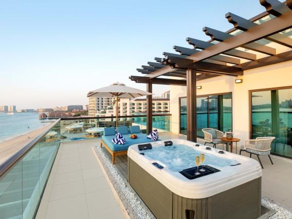 Taj Exotica Resort & Spa, The Palm, Dubai : photo 5 de la chambre suite exotica avec jacuzzi extérieur et accès au salon club, goûter et cocktails en soirée - vue sur mer