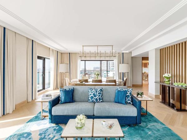 Taj Exotica Resort & Spa, The Palm, Dubai : photo 6 de la chambre suite exotica avec jacuzzi extérieur et accès au salon club, goûter et cocktails en soirée - vue sur mer