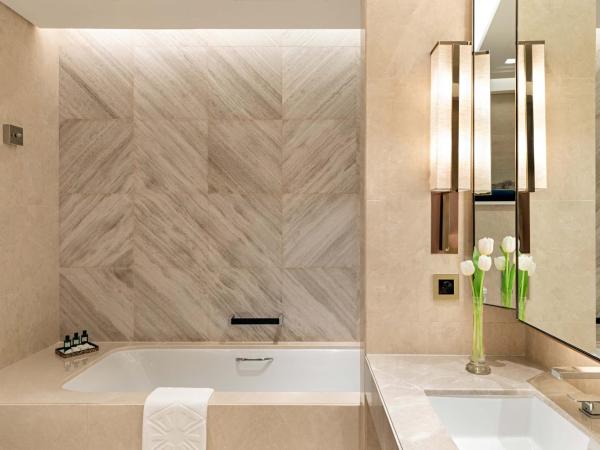 Taj Exotica Resort & Spa, The Palm, Dubai : photo 9 de la chambre grande suite 2 chambres de luxe avec accès au salon club, goûter et cocktails en soirée - vue sur mer