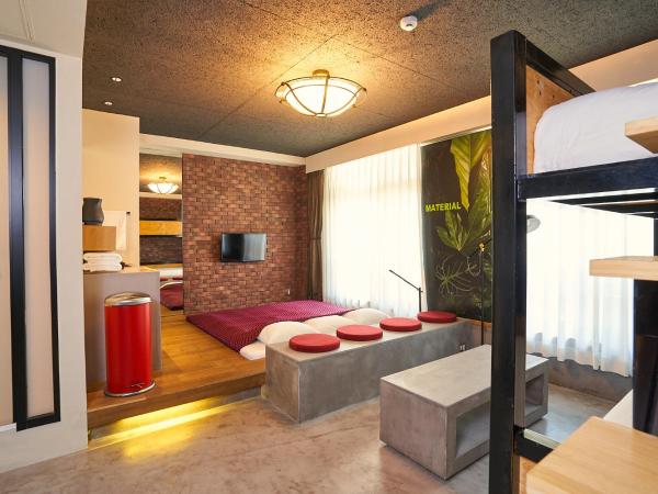 Material : photo 2 de la chambre chambre familiale avec baignoire