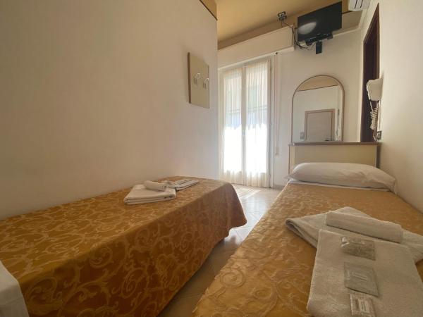 Hotel Nanni Garnì : photo 3 de la chambre chambre lits jumeaux avec balcon