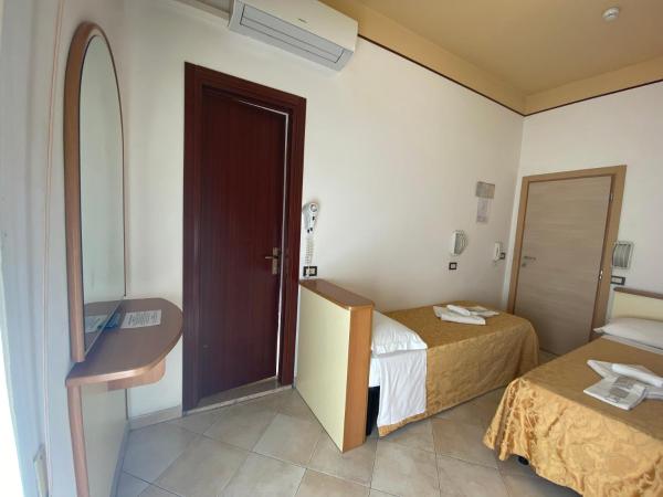 Hotel Nanni Garnì : photo 4 de la chambre chambre lits jumeaux avec balcon