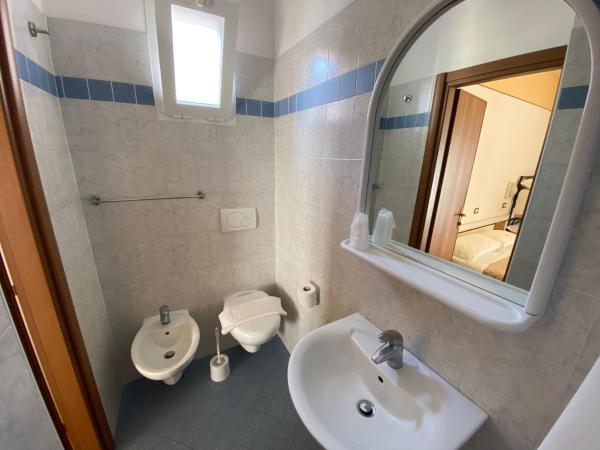 Hotel Nanni Garnì : photo 9 de la chambre chambre quadruple avec balcon