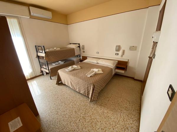 Hotel Nanni Garnì : photo 6 de la chambre chambre quadruple avec balcon 
