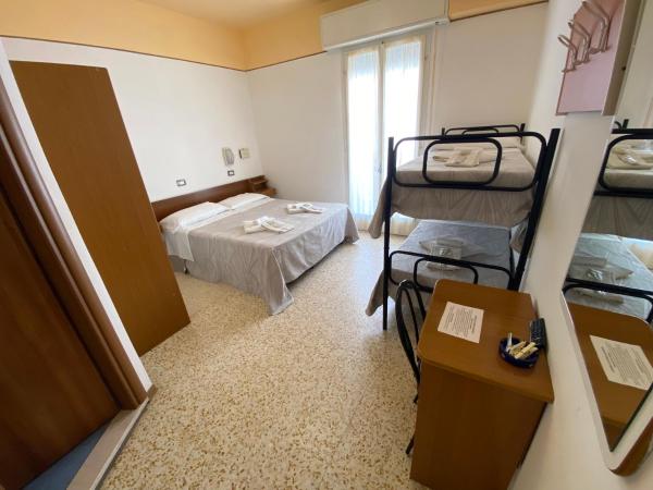Hotel Nanni Garnì : photo 5 de la chambre chambre quadruple avec balcon 