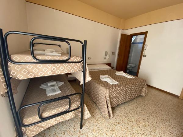 Hotel Nanni Garnì : photo 7 de la chambre chambre quadruple avec balcon 