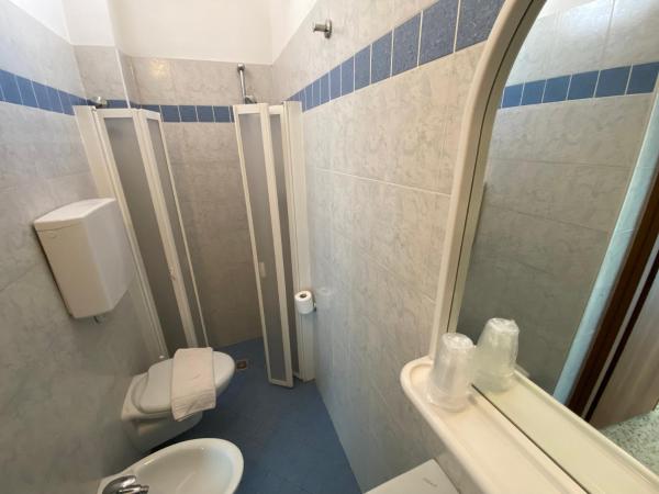 Hotel Nanni Garnì : photo 10 de la chambre chambre triple avec balcon