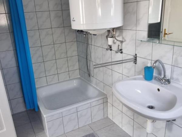 Joy Guesthouse : photo 7 de la chambre chambre triple avec salle de bains