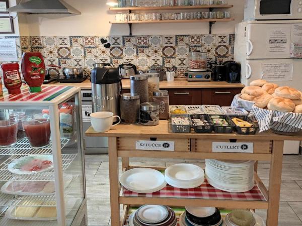 Hostel Helvetia - PRIVATE ROOMS in CITY CENTER and OLD TOWN : photo 10 de la chambre chambre double avec kitchenette et salle de bains privative