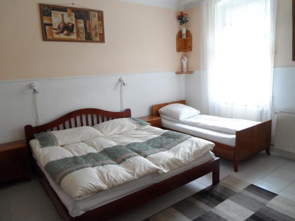 AntikGarden 39 Vendégház : photo 5 de la chambre chambre familiale avec salle de bains privative