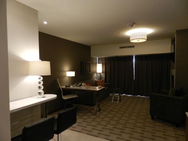 Radisson Hotel & Conference Centre Calgary Airport : photo 4 de la chambre suite 1 chambre lit king-size avec canapé-lit