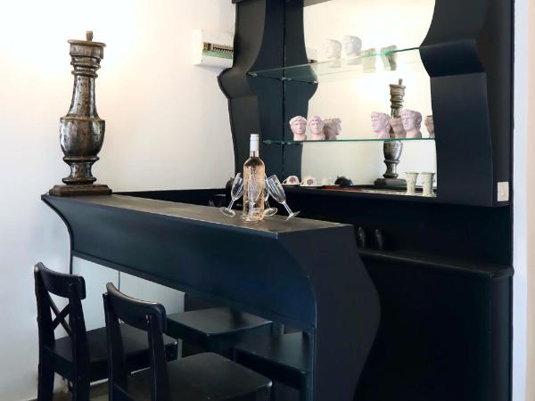 La Bravade Luxe et sérénité au coeur de Saint-Tropez Suites spacieuses avec jardin enchanteur : photo 2 de la chambre studio lit king-size avec canapé-lit