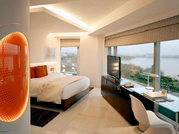 The Park Hyderabad, Banjara Hills near Hussain Sagar Lake : photo 2 de la chambre panaromic suite with 20% discount on food and soft beverages, spa & laundry, complimentary 2 pints of beer once during stay and lake check out till 3pm