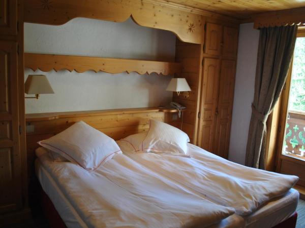 Oustalet : photo 2 de la chambre chambre familiale - vue sur mont-blanc (2 adultes + 2 enfants)