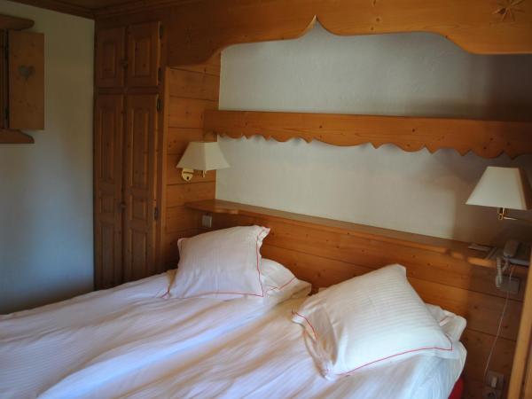 Oustalet : photo 3 de la chambre chambre familiale - vue sur mont-blanc (2 adultes + 2 enfants)