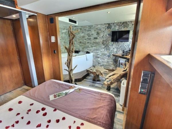 VIP Paris Yacht Htel & Spa : photo 1 de la chambre suite avec jacuzzi