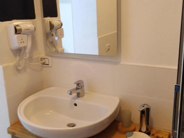 Flamingo Guest House- Rooms : photo 10 de la chambre chambre lit king-size - vue sur jardin