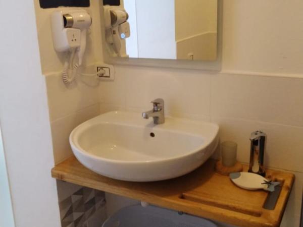 Flamingo Guest House- Rooms : photo 8 de la chambre chambre lit king-size - vue sur jardin