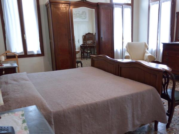Pensione Seguso : photo 2 de la chambre chambre triple avec salle de bains commune