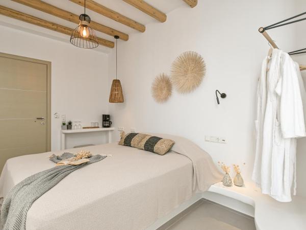 Naxos Blue Sky : photo 9 de la chambre chambre lit queen-size avec baignoire spa