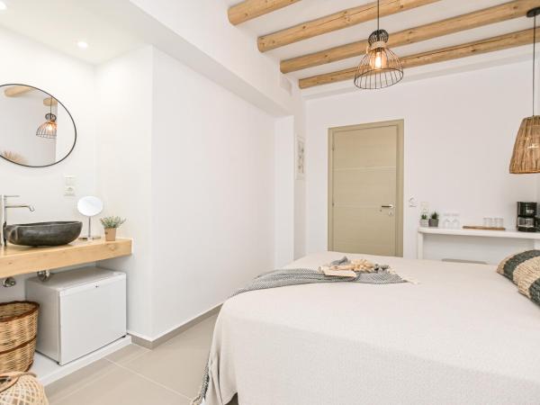 Naxos Blue Sky : photo 10 de la chambre chambre lit queen-size avec baignoire spa