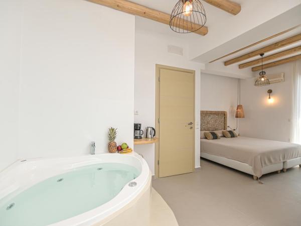 Naxos Blue Sky : photo 3 de la chambre chambre de luxe double ou lits jumeaux avec baignoire spa