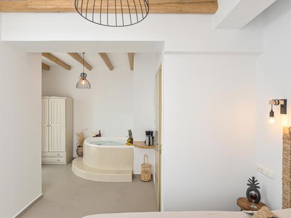 Naxos Blue Sky : photo 6 de la chambre chambre de luxe double ou lits jumeaux avec baignoire spa