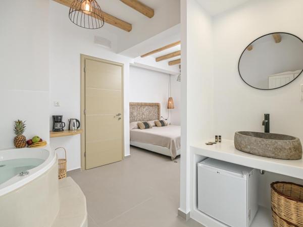 Naxos Blue Sky : photo 7 de la chambre chambre de luxe double ou lits jumeaux avec baignoire spa