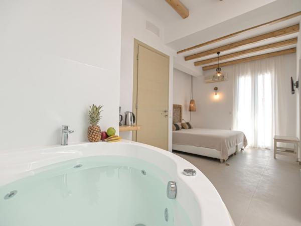 Naxos Blue Sky : photo 8 de la chambre chambre de luxe double ou lits jumeaux avec baignoire spa