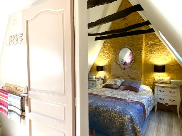 La Clef des Songes B&B de charme - Sarlat Centre - Parking gratuit - Piscine et espace bien-être à 400mètres : photo 5 de la chambre chambre double - 2ème Étage mansardé