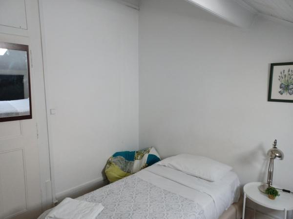 WW Hostel & Suites : photo 5 de la chambre chambre lits jumeaux avec salle de bains commune