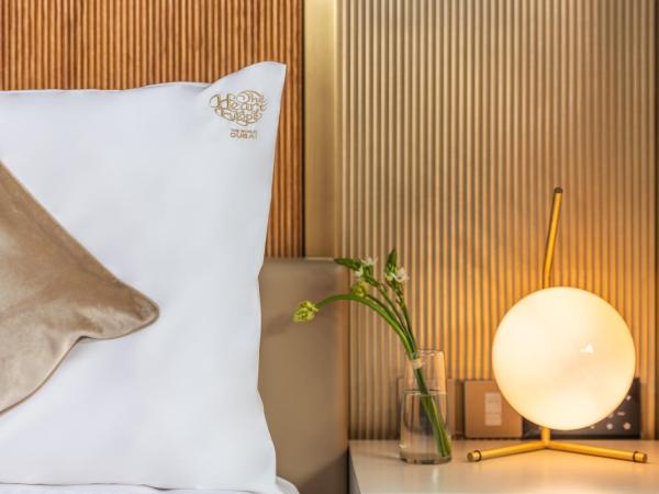 voco Monaco Dubai, an IHG Hotel, Adults Only, World Islands : photo 1 de la chambre premium king room with raining street view