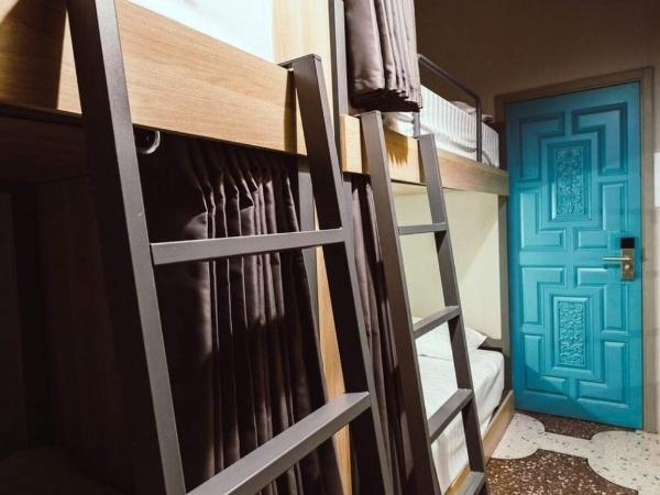 Stash Hostel : photo 4 de la chambre chambre quadruple avec salle de bains commune