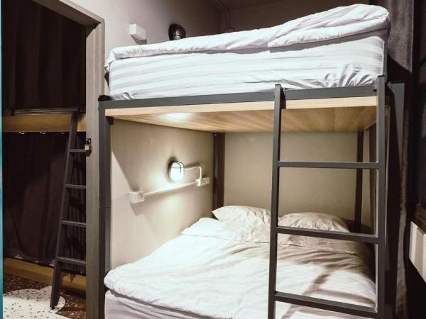 Stash Hostel : photo 3 de la chambre chambre quadruple avec salle de bains commune