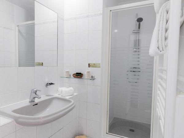 Hôtel Porte Mars Reims Gare Centre Arena : photo 2 de la chambre chambre triple