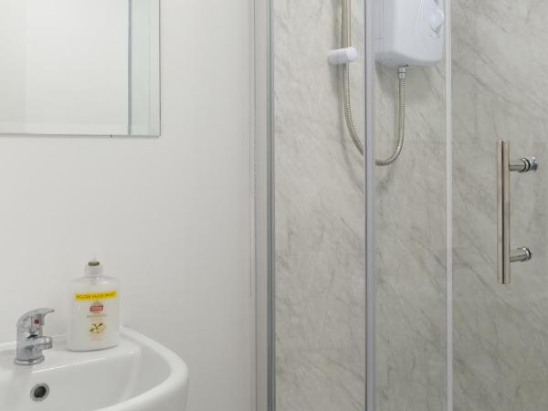 The Kop End Hotel by Serviced Living Liverpool : photo 4 de la chambre chambre lits jumeaux avec salle de bains privative