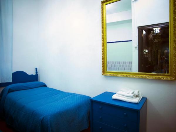 Pensión Santa María la Blanca : photo 1 de la chambre chambre simple standard avec salle de bains commune