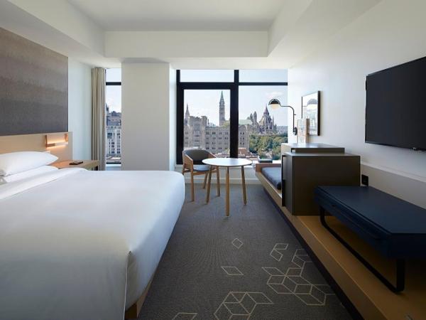 Andaz Ottawa Byward Market-a concept by Hyatt : photo 4 de la chambre chambre lit king-size avec vue - douche pour personnes à mobilité réduite - accessible aux personnes à mobilité réduite