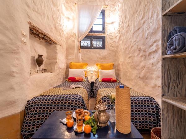 Riad Lunetoile : photo 6 de la chambre chambre lits jumeaux avec salle de bains commune