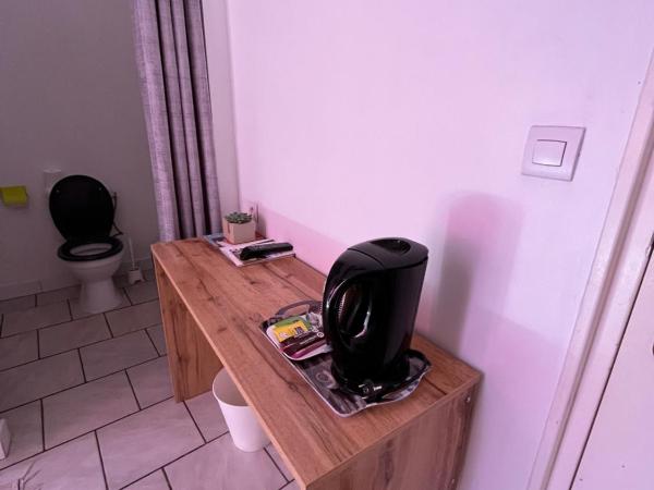 Hotel California : photo 2 de la chambre chambre simple avec toilettes communes sans fenêtre