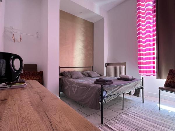 Hotel California : photo 5 de la chambre chambre simple avec toilettes communes et douche privée