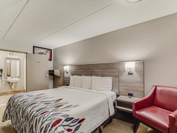 Red Roof Inn Columbia East - Ft Jackson : photo 4 de la chambre chambre lit king-size deluxe - accessible aux personnes à mobilité réduite - non-fumeurs