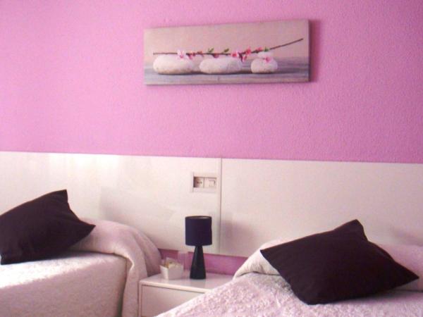 Pensión Room Pamplona : photo 1 de la chambre chambre double ou lits jumeaux avec salle de bains privative externe