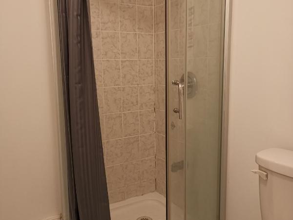 Private Rooms in House in North York Shared Kitchen : photo 4 de la chambre chambre double avec salle de bains privative extérieure