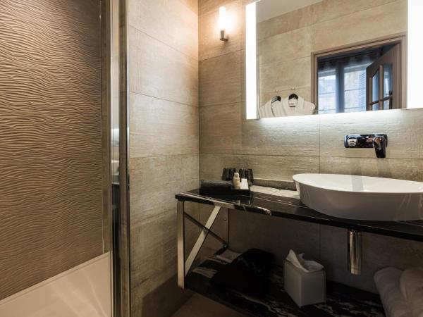 LE PETIT MANOIR : photo 4 de la chambre chambre double supérieure - vue sur cour